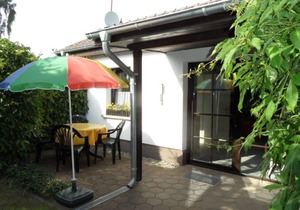 Cozy, small cottage quiet in the garden, with sauna, 350 m to the beach