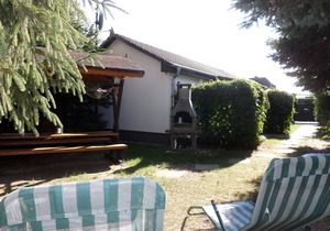 Cozy, small cottage quiet in the garden, with sauna, 350 m to the beach