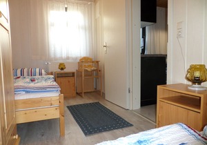 Cozy, small cottage quiet in the garden, with sauna, 350 m to the beach