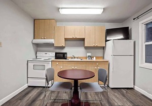 (Cozy studio, 2BED, 1BA, w/kitchen)