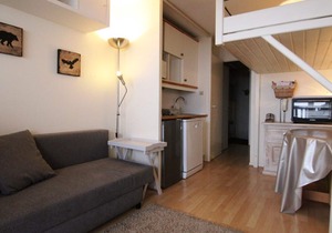 Cozy Studio for 4 with South-Facing Balcony, Near Ski Lifts and Shops — Pet Friendly
