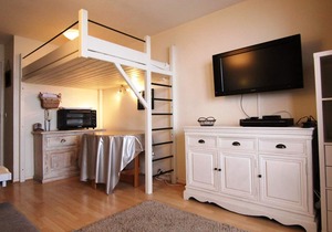 Cozy Studio for 4 with South-Facing Balcony, Near Ski Lifts and Shops — Pet Friendly