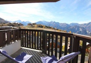 Cozy Studio for 4 with South-Facing Balcony, Near Ski Lifts and Shops — Pet Friendly