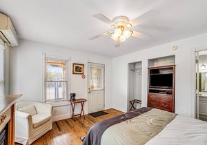 Cozy Studio Near Town & Lake W/ Free WiFi, Plush Bedding, Ideal Location & More!