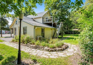 Cozy Studio Near Town & Lake W/ Free WiFi, Plush Bedding, Ideal Location & More!