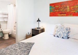 Cozy Studio with Queen Bed, City Walkable!