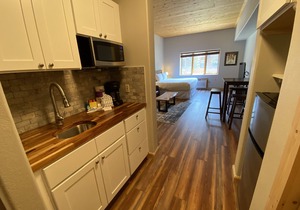 Cozy Studio with quick walk to winter activities.