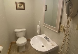 Cozy suite with fireplace. Close to hiking trails, ski resorts and family parks!