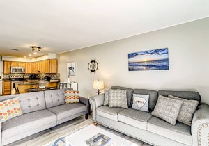 Cozy Third-Floor Condo w/Fast WiFi & Balcony plus Shared Pool, Hot Tub, Tennis