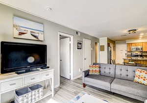 Cozy Third-Floor Condo w/Fast WiFi & Balcony plus Shared Pool, Hot Tub, Tennis