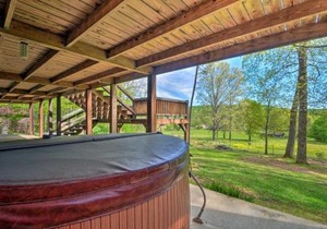 Cozy Trenton Cabin with Spa about 15 Mi to Lookout Mtn!