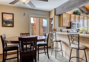 Cozy, updated condo w/shared sauna, pool & hot tub - close to Eagle Lodge