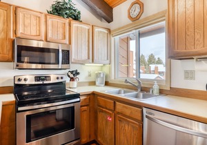 Cozy, updated condo w/shared sauna, pool & hot tub - close to Eagle Lodge