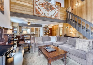 Cozy, updated condo w/shared sauna, pool & hot tub - close to Eagle Lodge