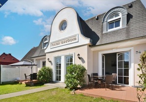 Cozy vacation apartment in Koserow with terrace - only 350 m to the beach - House