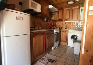 Cozy Villa with Mezzanine, Terrace, and Private Parking Near Beach and Shops