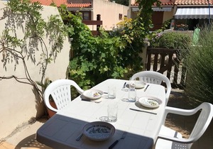 Cozy Villa with Mezzanine, Terrace, and Private Parking Near Beach and Shops