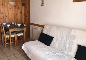 Cozy Villa with Mezzanine, Terrace, and Private Parking Near Beach and Shops