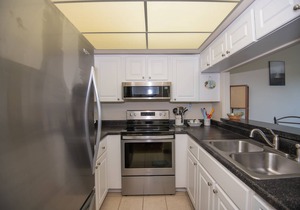 Cozy Waterfront Condo | Patio & Beach Access