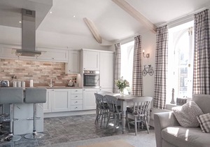 CRESCENT VIEW, family friendly, character holiday cottage in Buxton