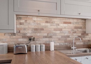 CRESCENT VIEW, family friendly, character holiday cottage in Buxton