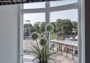 CRESCENT VIEW, family friendly, character holiday cottage in Buxton