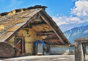 crispy views of snow-clad majestic Himalayas