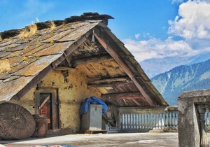 crispy views of snow-clad majestic Himalayas