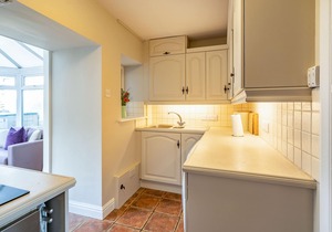 CROSS FELL VIEW, family friendly, character holiday cottage in Knock