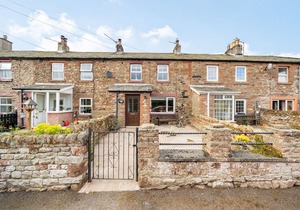 CROSS FELL VIEW, family friendly, character holiday cottage in Knock