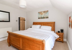 CURLEW COTTAGE, family friendly, with a garden in Snettisham
