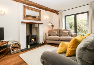 CURLY'S COTTAGE, with open fire in Much Wenlock