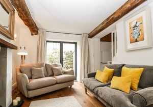 CURLY'S COTTAGE, with open fire in Much Wenlock