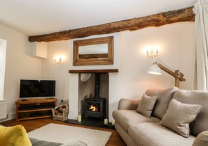 CURLY'S COTTAGE, with open fire in Much Wenlock