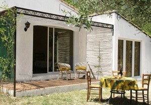 Cushy Villa in Vergèze with Fenced Garden, Terrace, Barbecue
