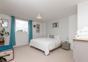 Cute & Colourful 2Bed w/Patio in Surrey Quays