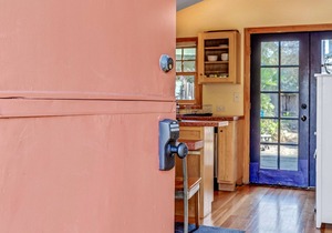 Cute & Colourful Oceanside Cottage w Garden