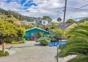 Cute & Colourful Oceanside Cottage w Garden
