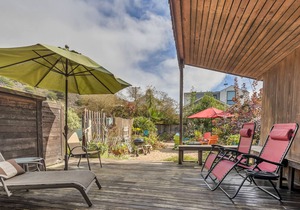 Cute & Colourful Oceanside Cottage w Garden