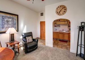 Cute flat in Downtown Bozeman w/high ceilings & great location - Smart and Sassy on Main Street!