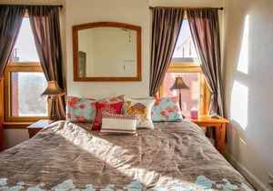 Cute flat in Downtown Bozeman w/high ceilings & great location - Smart and Sassy on Main Street!