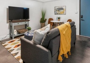 Cute Studio with Queen Bed, City Walkable!
