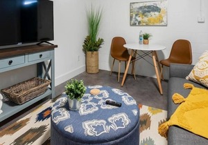 Cute Studio with Queen Bed, City Walkable!