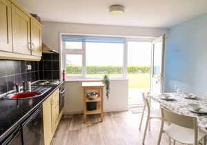 CWTSH CRAGEN, pet friendly, character holiday cottage in New Quay