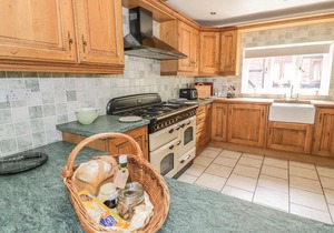 DAISY COTTAGE, pet friendly, with a garden in Hanley William