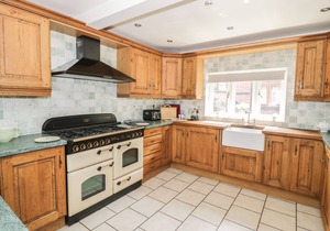 DAISY COTTAGE, pet friendly, with a garden in Hanley William