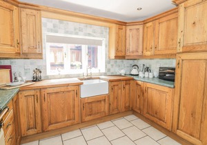 DAISY COTTAGE, pet friendly, with a garden in Hanley William