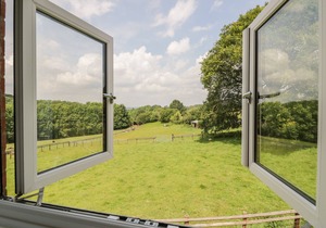 DAISY COTTAGE, pet friendly, with a garden in Hanley William