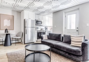 Dapper Back Bay Studio, Steps from Newbury St. w/patio by Blueground