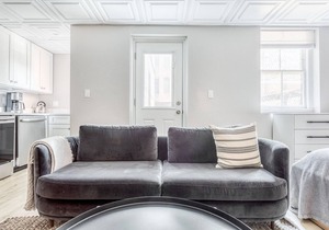 Dapper Back Bay Studio, Steps from Newbury St. w/patio by Blueground
